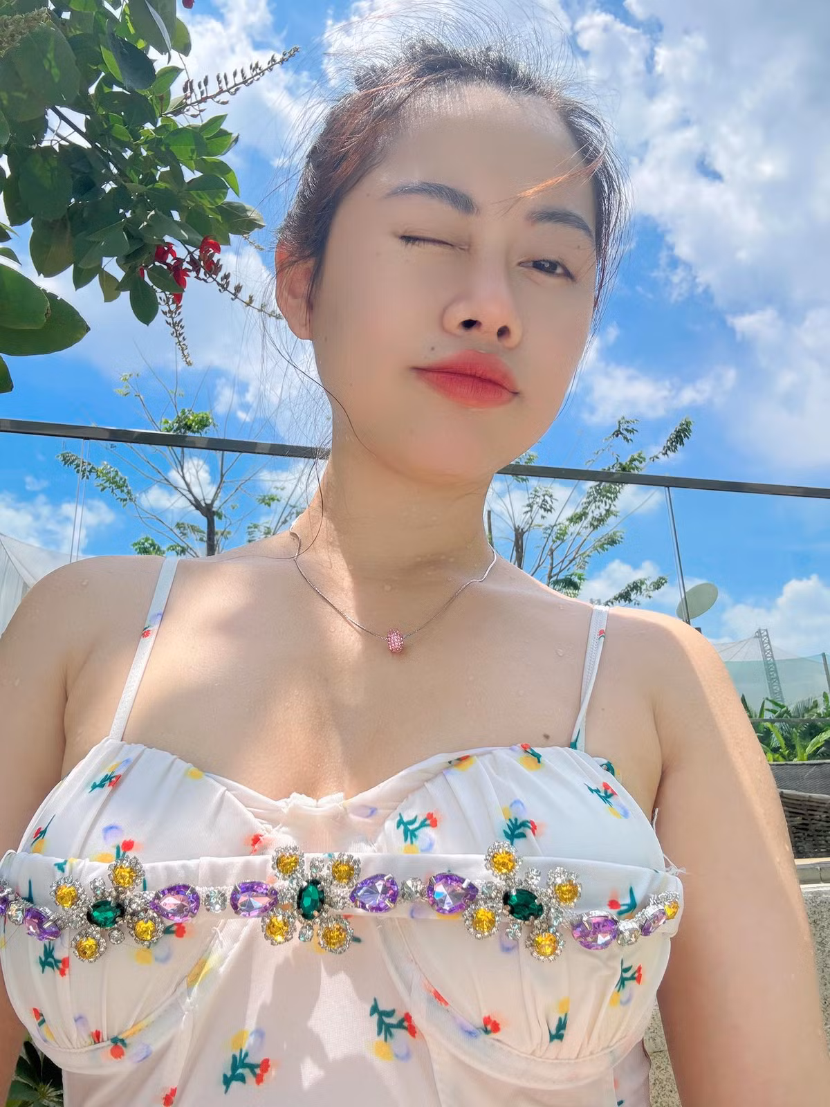 Mùa hè đến mang theo những ngày nắng rực rỡ, và không khí nóng bức cũng là dịp để các tín đồ thời trang khoe những bộ trang phục mát mẻ, quyến rũ. Mới đây, Tiktoker Việt Phương Thoa đã khiến dân tình xuýt xoa khi đăng tải loạt ảnh diện đồ bơi khoe dáng bên hồ bơi trong khuôn viên một khu chung cư cao cấp.