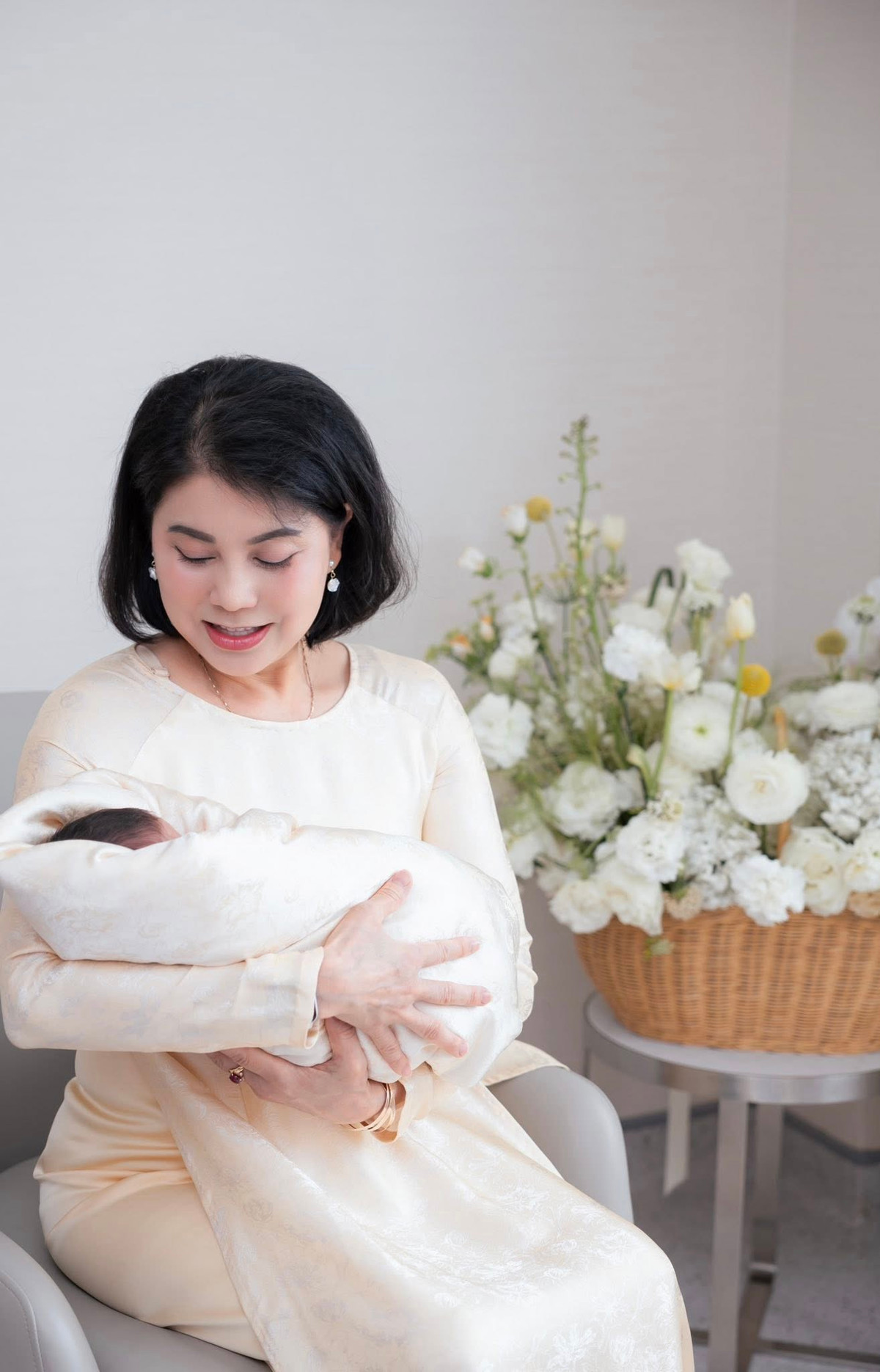 Trong hình ảnh được chia sẻ trên trang cá nhân, Mai Ngọc và mẹ mặc áo dài chụp cùng em bé. Mẹ cũng là người kề bên, chăm sóc mẹ con cô sau khi sinh.