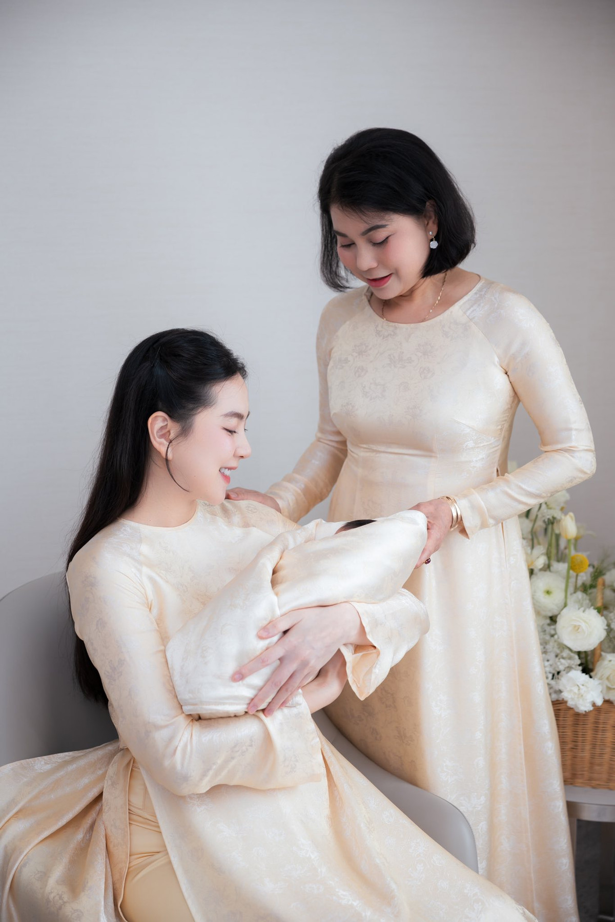 Cô nàng không giấu nổi niềm hạnh phúc khi lần đầu được làm mẹ chính thức: "Con đến thật bất ngờ với cả mẹ và gia đình, cuộc sống của mẹ trước đây luôn là những kế hoạch, lịch trình, kỷ luật, một quy trình khô khan kéo dài nhiều năm... Từ ngày có em mọi thứ thay đổi hoàn toàn, nhưng đều là những bất ngờ đầy niềm vui và hạnh phúc".