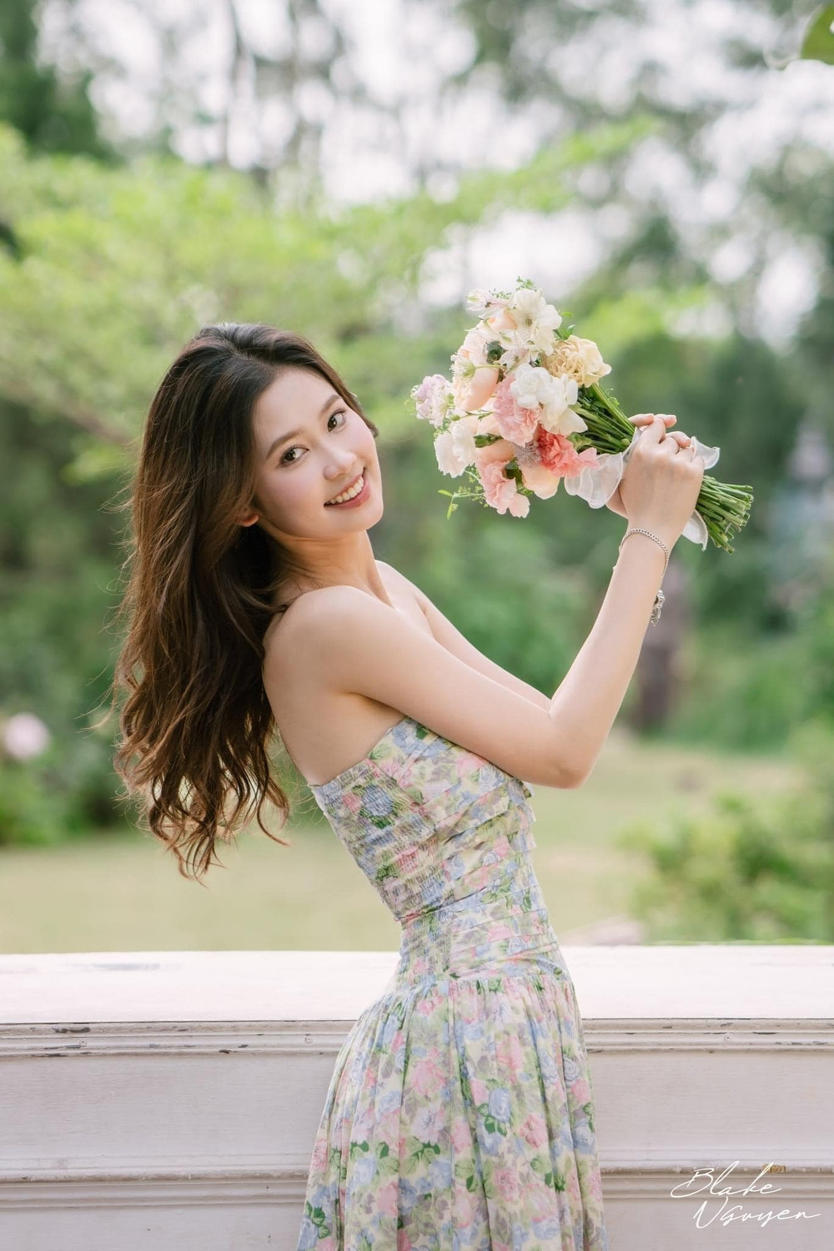 Cô nàng là một cán bộ lớp vô cùng năng nổ, cũng là phó chủ tịch câu lạc bộ MC và thời trang của trường.