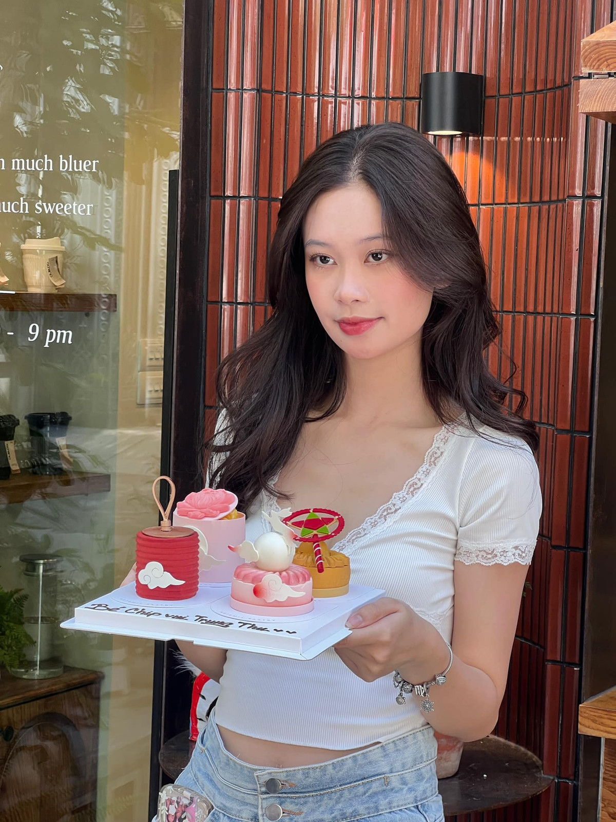 Với năng lượng tích cực cùng bảng thành tích siêu khủng, cô nàng là hình mẫu cố gắng cho nhiều em sinh viên khóa sau cùng trường.