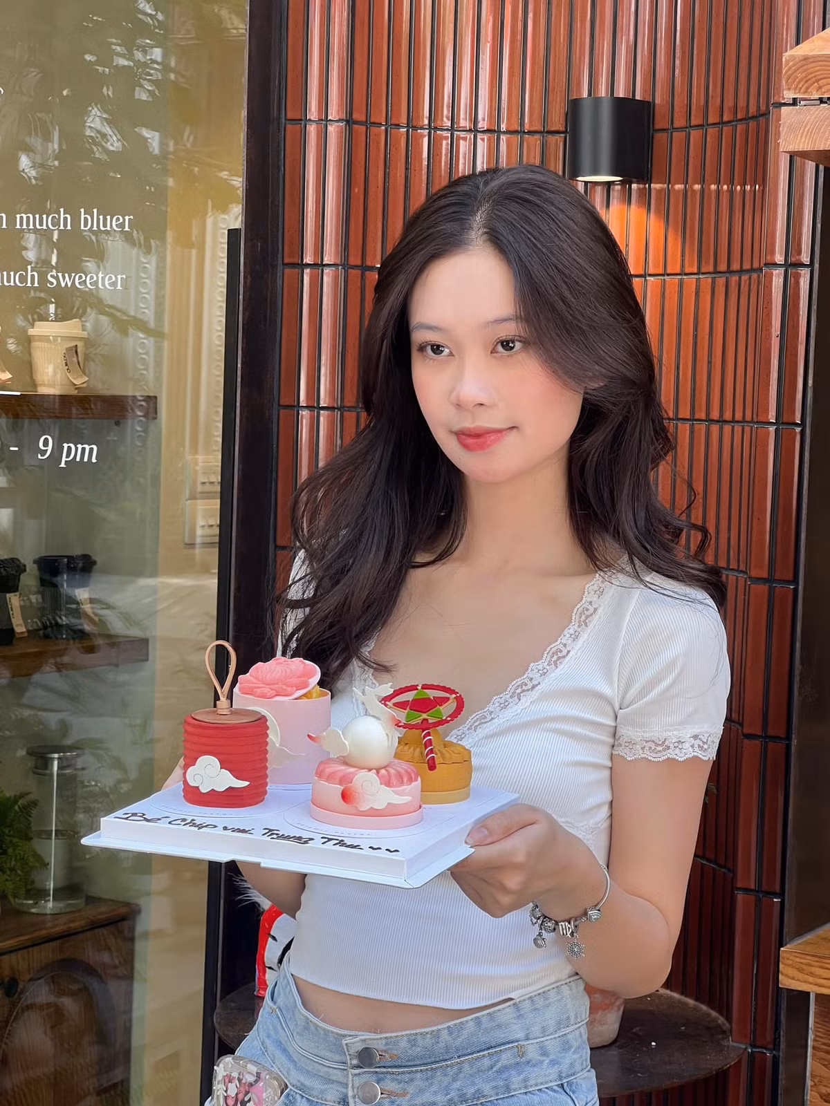 Với năng lượng tích cực cùng bảng thành tích siêu khủng, cô nàng là hình mẫu cố gắng cho nhiều em sinh viên khóa sau cùng trường.