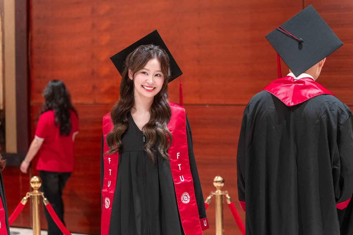 Loạt ảnh tốt nghiệp sớm của Phương Quyên viral rần rần mạng xã hội những ngày qua. Tốt nghiệp sớm, điểm cao chót vót, lại còn “đỉnh của chóp” cả về ngoại hình, không khó hiểu khi loạt ảnh tốt nghiệp của cô nàng lập tức leo top viral trên Threads, TikTok và nhiều nền tảng khác. Nhiều netizen gọi cô là hình mẫu chuẩn chỉnh của "con nhà người ta" mà hội Gen Z vừa ngưỡng mộ vừa… muốn “xin vía”.