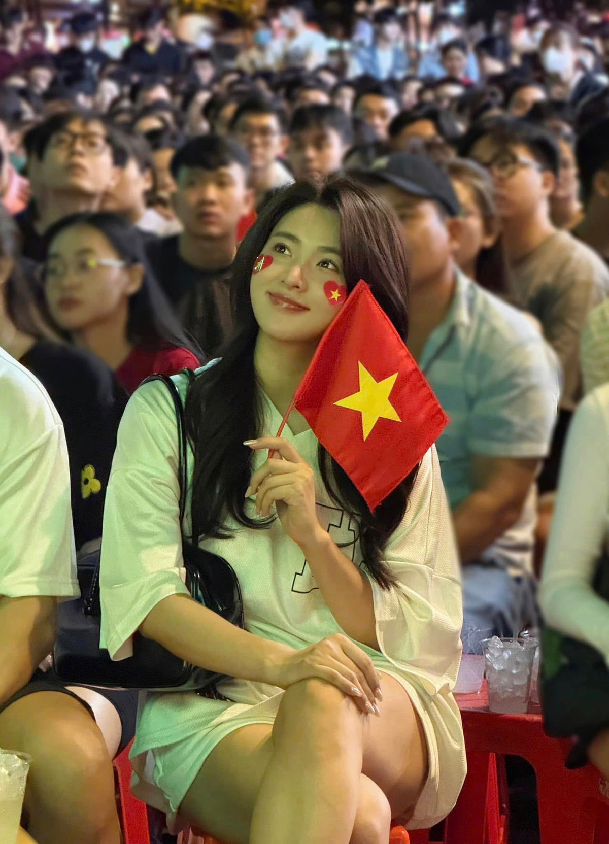 Cô sở hữu phong cách thời trang nhẹ nhàng, thanh lịch, luôn ưu tiên sự tinh tế, phù hợp với hình ảnh mà mình theo đuổi.