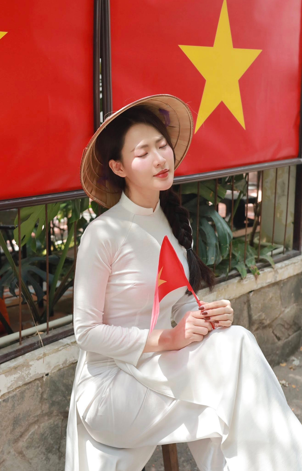 Minh Trang từng được biết đến với danh xưng "hot girl trường Sân khấu điện ảnh" từ khi còn là sinh viên. Cô nàng có nhiều bộ ảnh nghệ thuật viral khắp các nền tảng mạng xã hội.