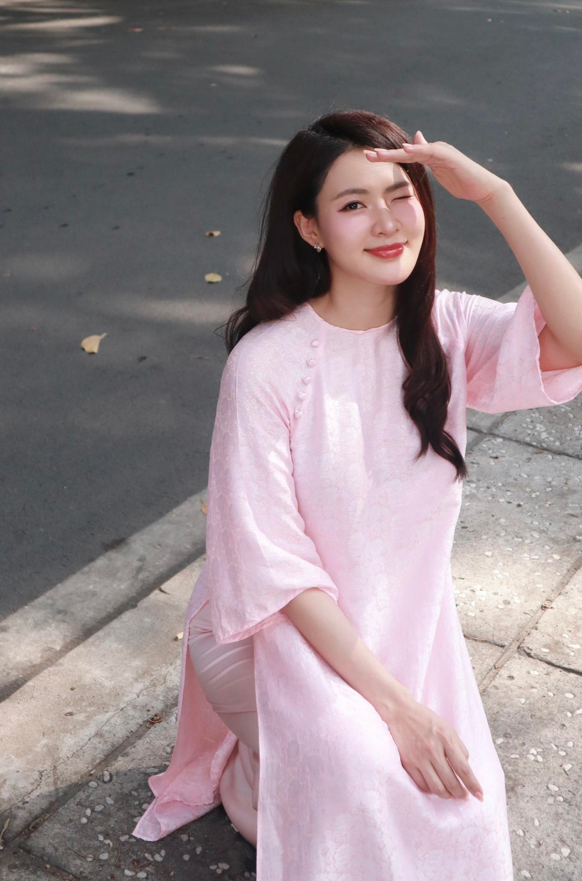 Bộ áo dài với chất liệu lụa mềm mại, thiết kế tối giản nhưng tinh tế, ôm nhẹ theo từng đường nét cơ thể giúp Minh Trang ghi điểm tuyệt đối. Cô không chỉ khoe được vóc dáng thanh thoát mà còn truyền tải hình ảnh người phụ nữ Việt Nam dịu dàng, nền nã.