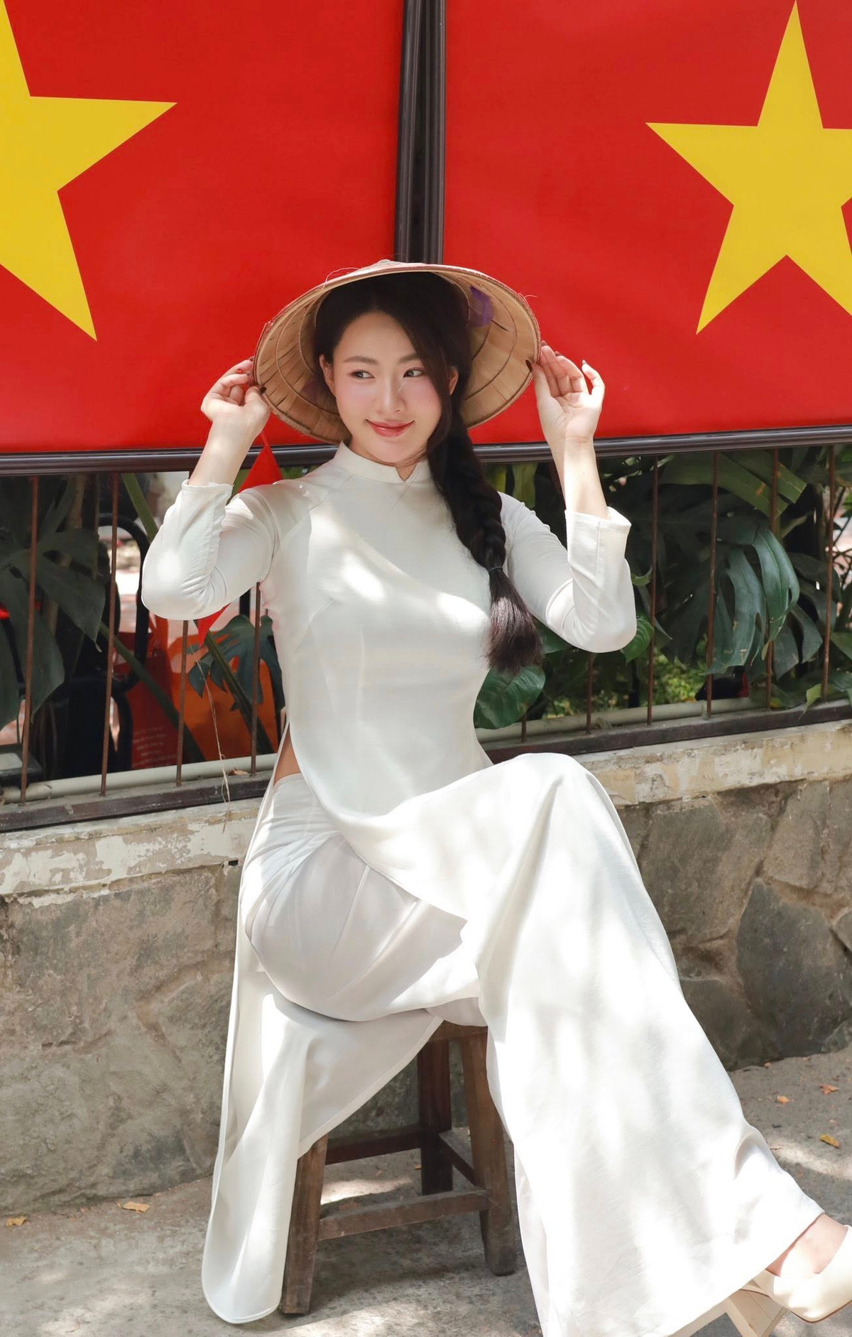 Cách đó ít ngày, Minh Trang cũng từng thực hiện bộ ảnh với áo dài trắng truyền thống cùng cờ Tổ quốc ấn tượng.