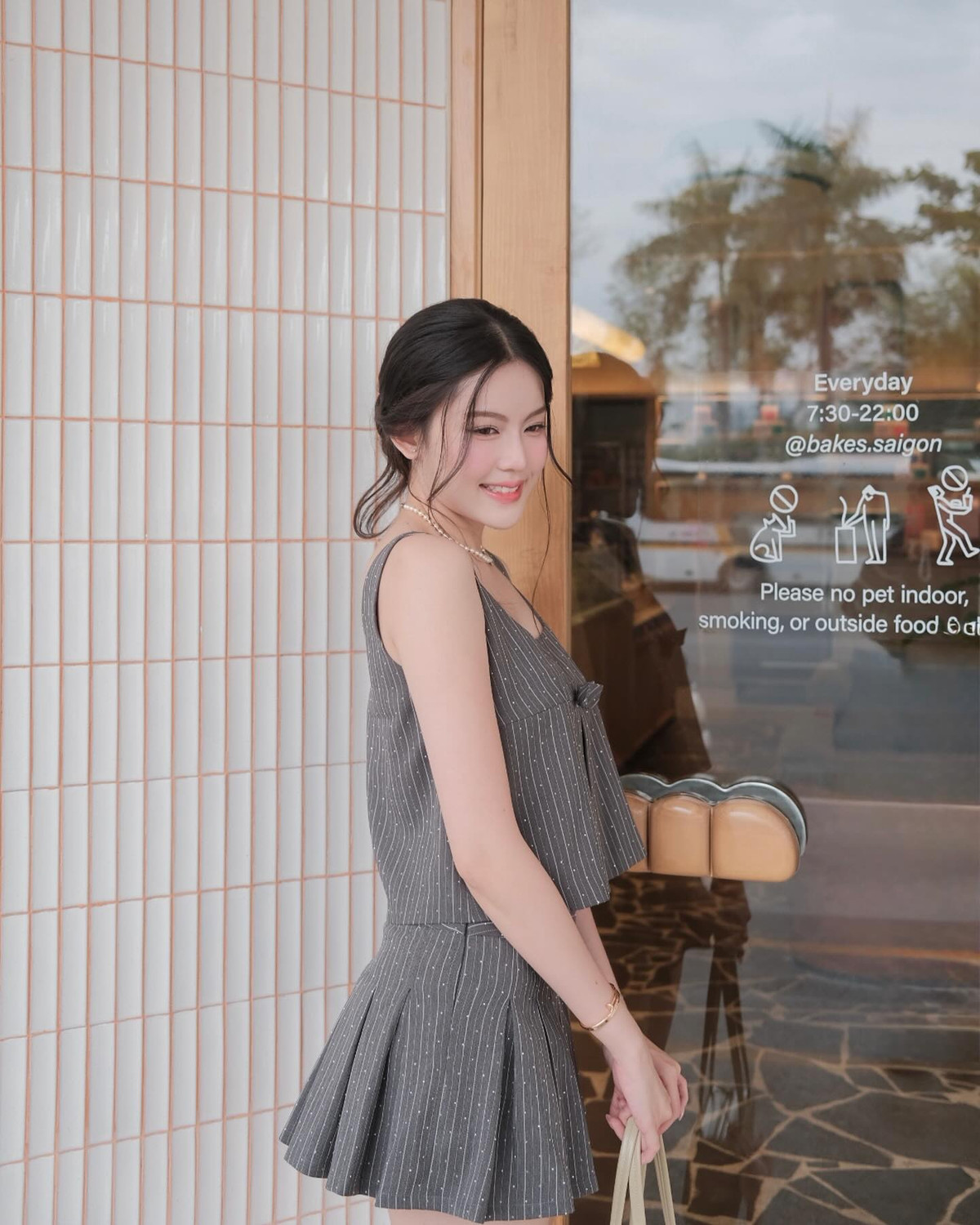 Theo đó, nàng hot girl không đăng tải nội dung nào liên quan đến bạn trai hay ca khúc mới, tuy nhiên loạt ảnh mới của cô nàng với vibe đậm chất tiểu thư vẫn thu hút sự chú ý từ netizen.