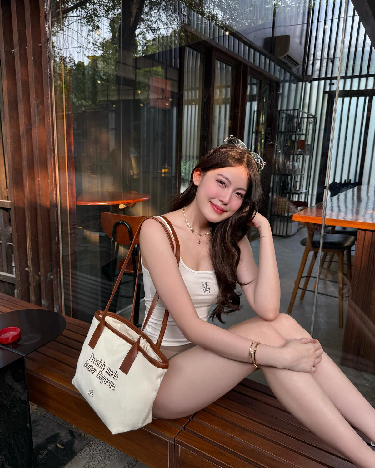 Những lúc đi chơi, đi du lịch Mỹ Hàn cũng ưu tiên các thiết kế nhẹ nhàng, đơn giản và tôn dáng như áo hay dây ôm sát kết hợp với quần short khoe đôi chân dài.