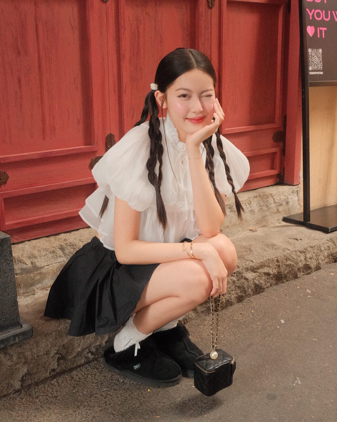 Tuy nhiên, những lúc muốn làm cho tổng thể trông năng động, cô nàng kết hợp với kiểu tóc tết hai bên cá tính, tinh nghịch hơn.