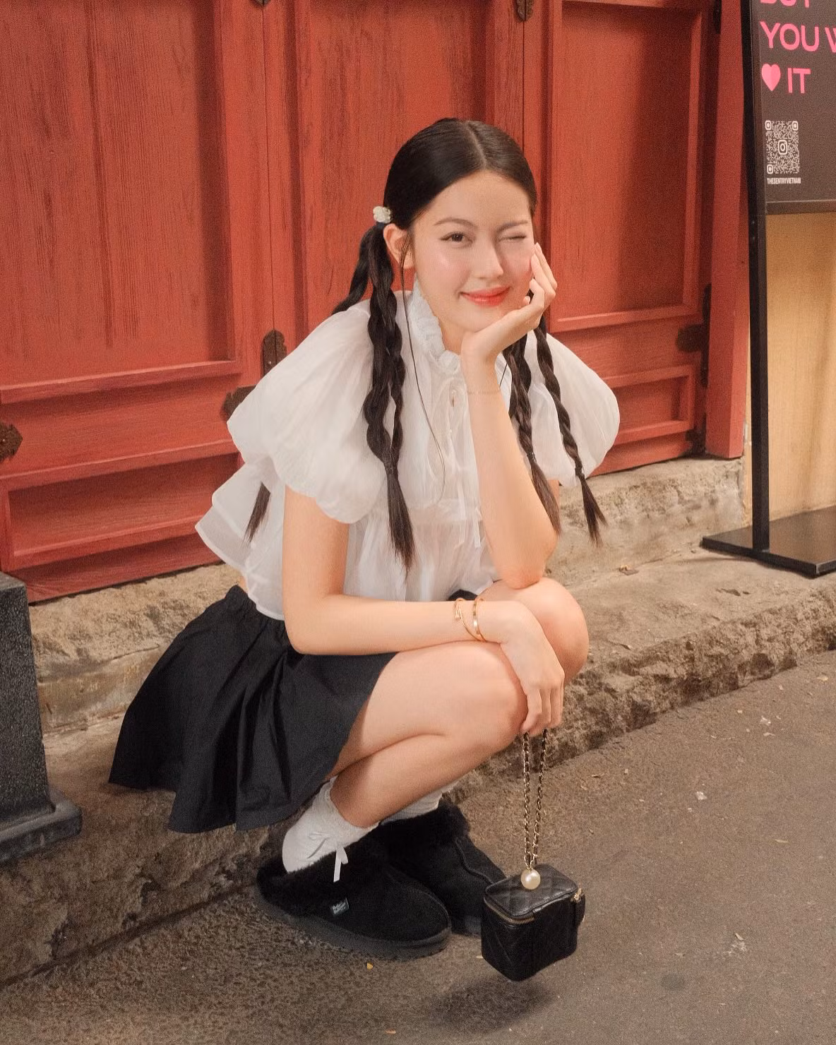 Tuy nhiên, những lúc muốn làm cho tổng thể trông năng động, cô nàng kết hợp với kiểu tóc tết hai bên cá tính, tinh nghịch hơn.