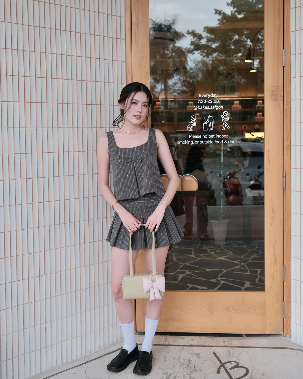 Mỹ Hàn diện set đồ đầy ngọt ngào với chân váy xếp ly ngắn, kết hợp áo phom suông nhẹ được nhấn nhá bởi chiếc nơ đầy nữ tính.