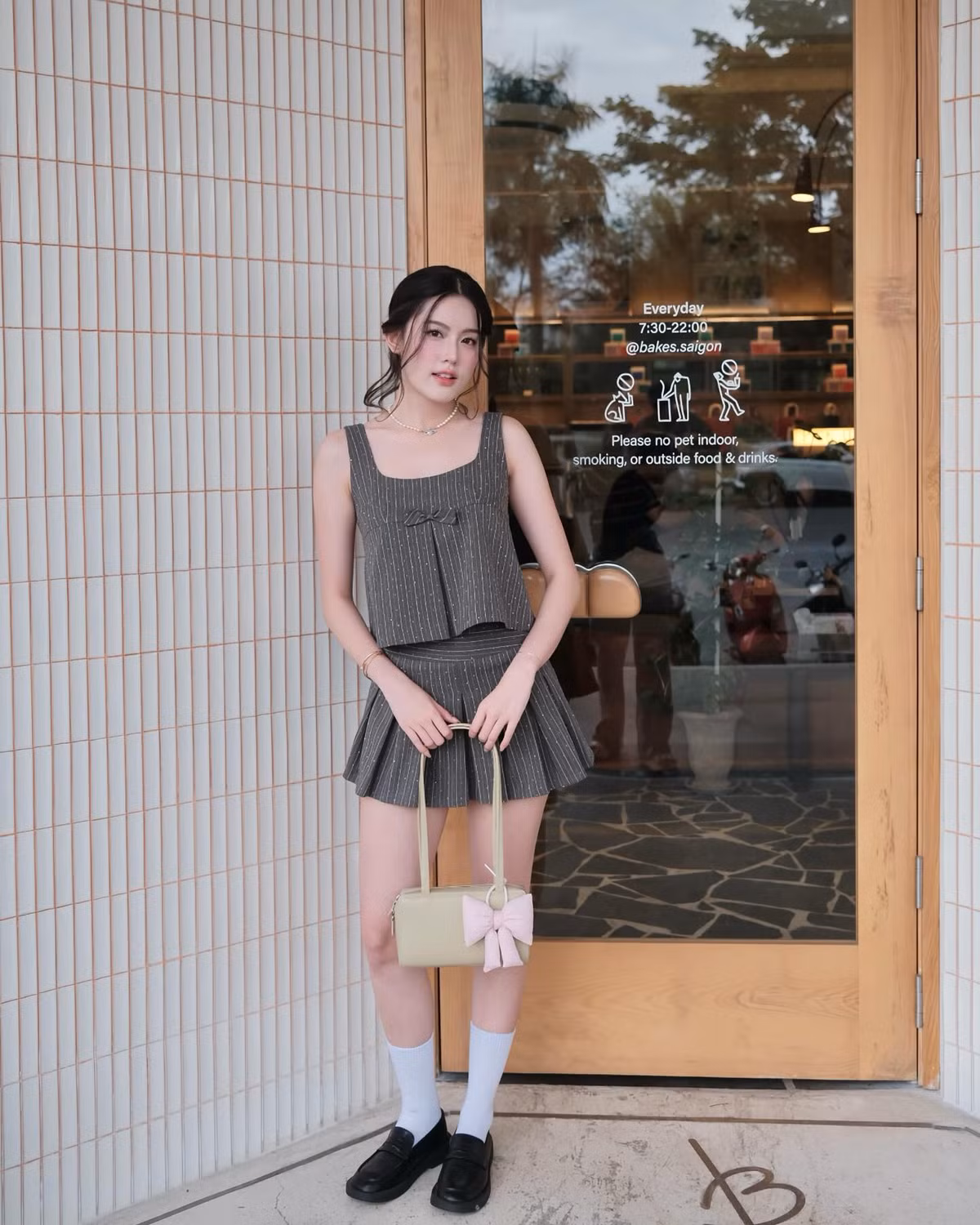 Mỹ Hàn diện set đồ đầy ngọt ngào với chân váy xếp ly ngắn, kết hợp áo phom suông nhẹ được nhấn nhá bởi chiếc nơ đầy nữ tính.