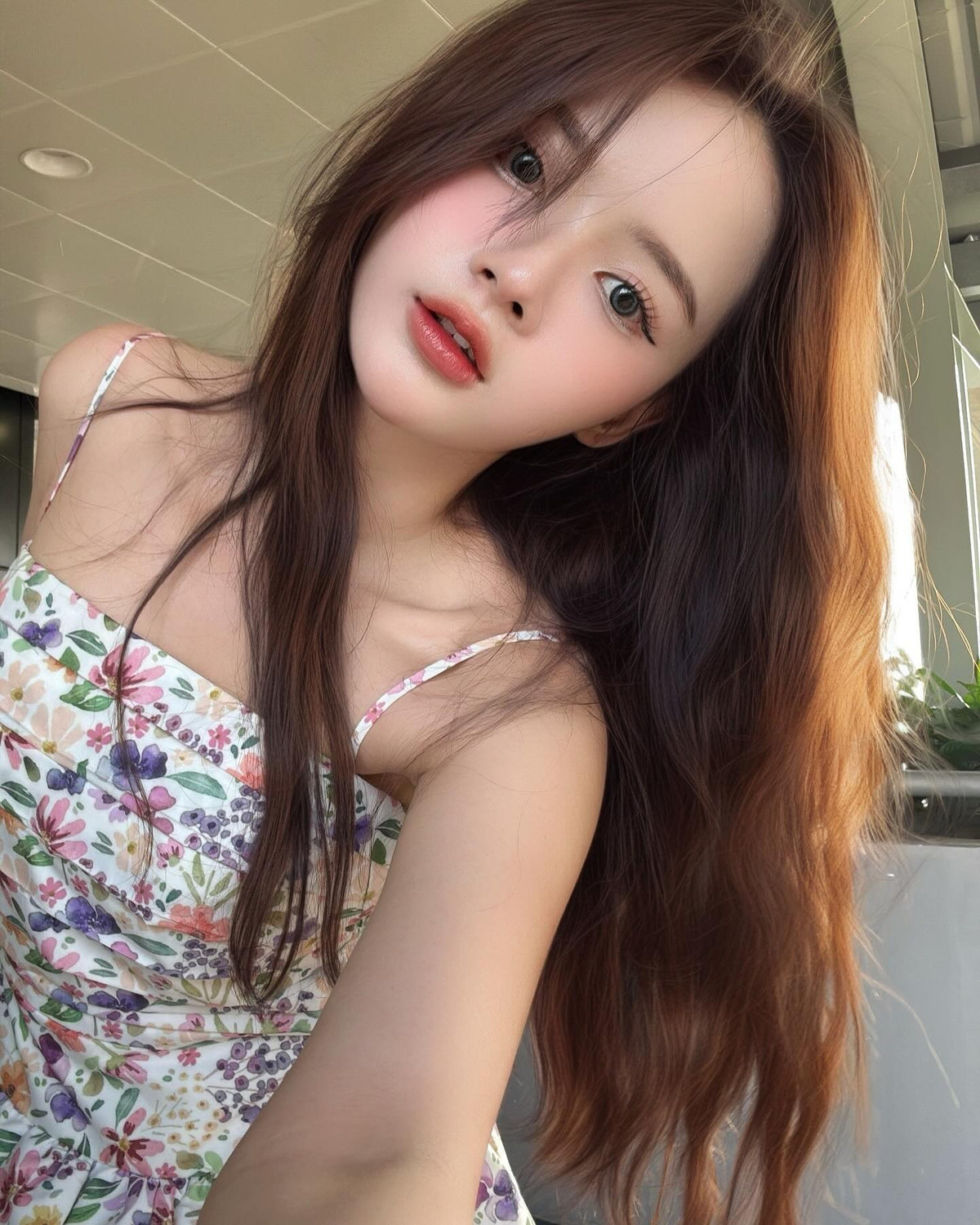 Trong bộ ảnh lần này, Lan Hương lựa chọn phong cách thời trang đơn giản nhưng vô cùng tinh tế. Cô diện một chiếc váy hai dây họa tiết hoa đầy nữ tính với gam màu pastel nhẹ nhàng, vừa tôn lên làn da trắng sáng, vừa tạo cảm giác thanh thoát, bay bổng.