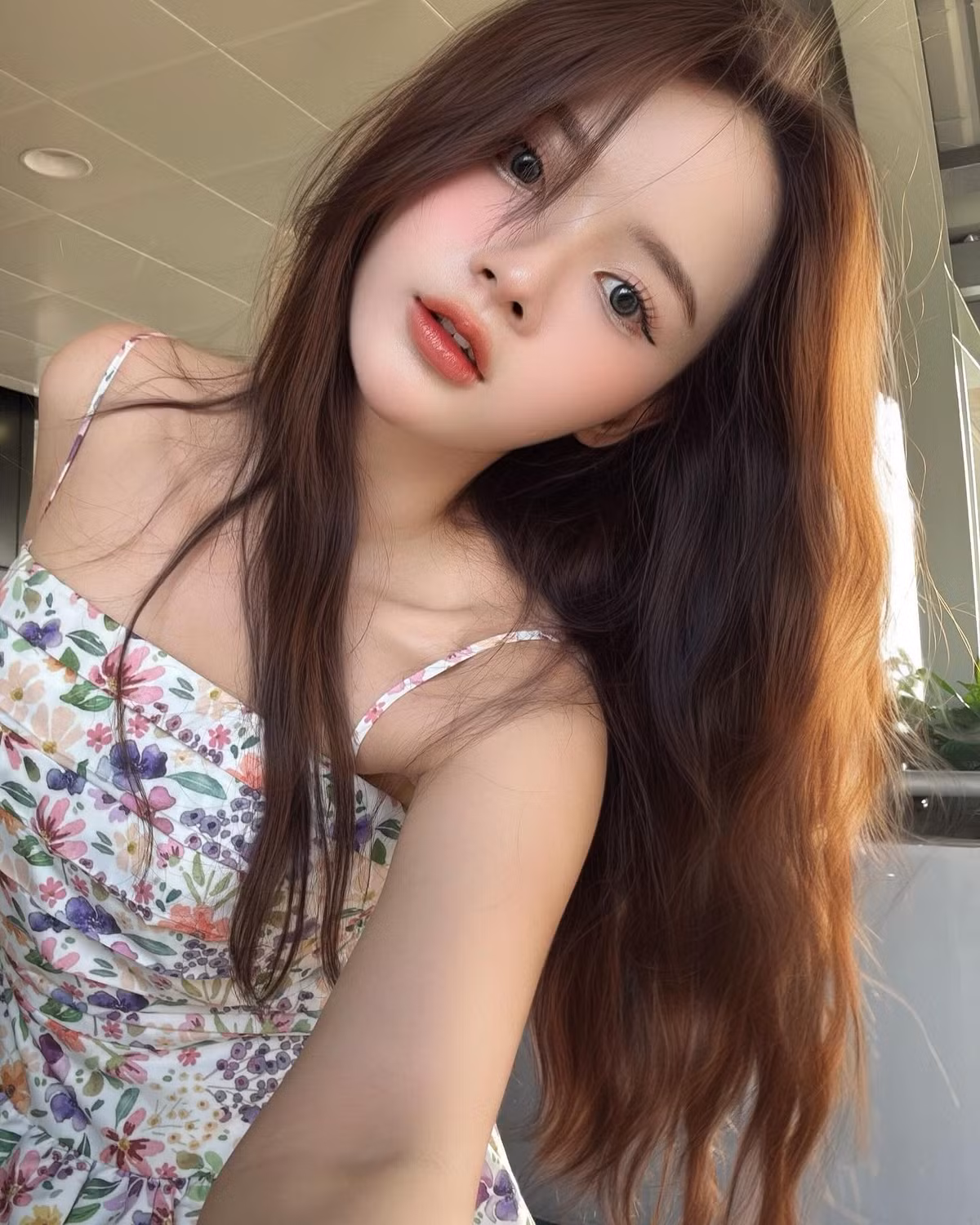 Trong bộ ảnh lần này, Lan Hương lựa chọn phong cách thời trang đơn giản nhưng vô cùng tinh tế. Cô diện một chiếc váy hai dây họa tiết hoa đầy nữ tính với gam màu pastel nhẹ nhàng, vừa tôn lên làn da trắng sáng, vừa tạo cảm giác thanh thoát, bay bổng.