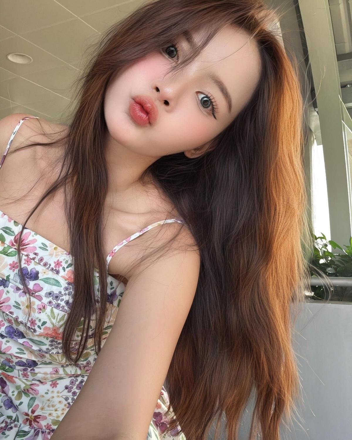 Thiết kế váy xếp ly tinh tế cùng phần chiết eo nhẹ nhàng giúp tôn lên vóc dáng thon gọn, mang đến vẻ đẹp dịu dàng, nữ tính đúng chuẩn “nàng thơ”.