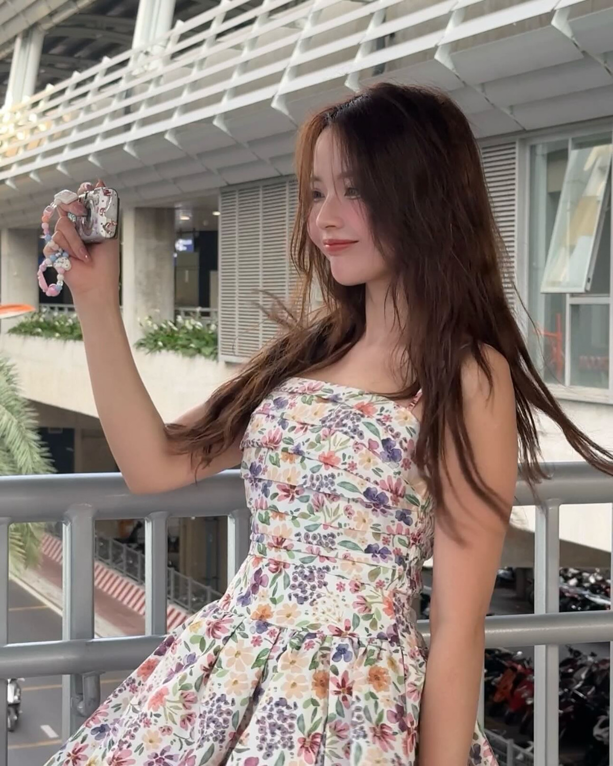 Bên cạnh đó, mái tóc dài tự nhiên được uốn xoăn nhẹ, kết hợp với phong cách trang điểm trong suốt, càng làm tôn lên nét đẹp ngọt ngào, thuần khiết của Lan Hương. Sự kết hợp hoàn hảo giữa trang phục, kiểu tóc và phong thái nhẹ nhàng giúp cô nàng tỏa sáng trong từng khung hình, khiến ai nhìn cũng phải mê mẩn.