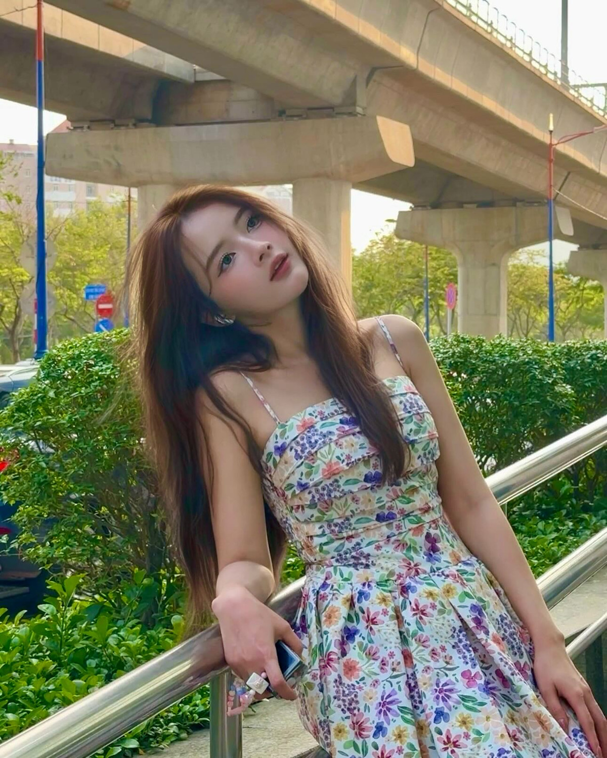 Với làn da trắng mịn, đôi mắt to tròn và nụ cười dịu dàng, cô nàng nhận về hàng loạt lời khen từ cộng đồng mạng.