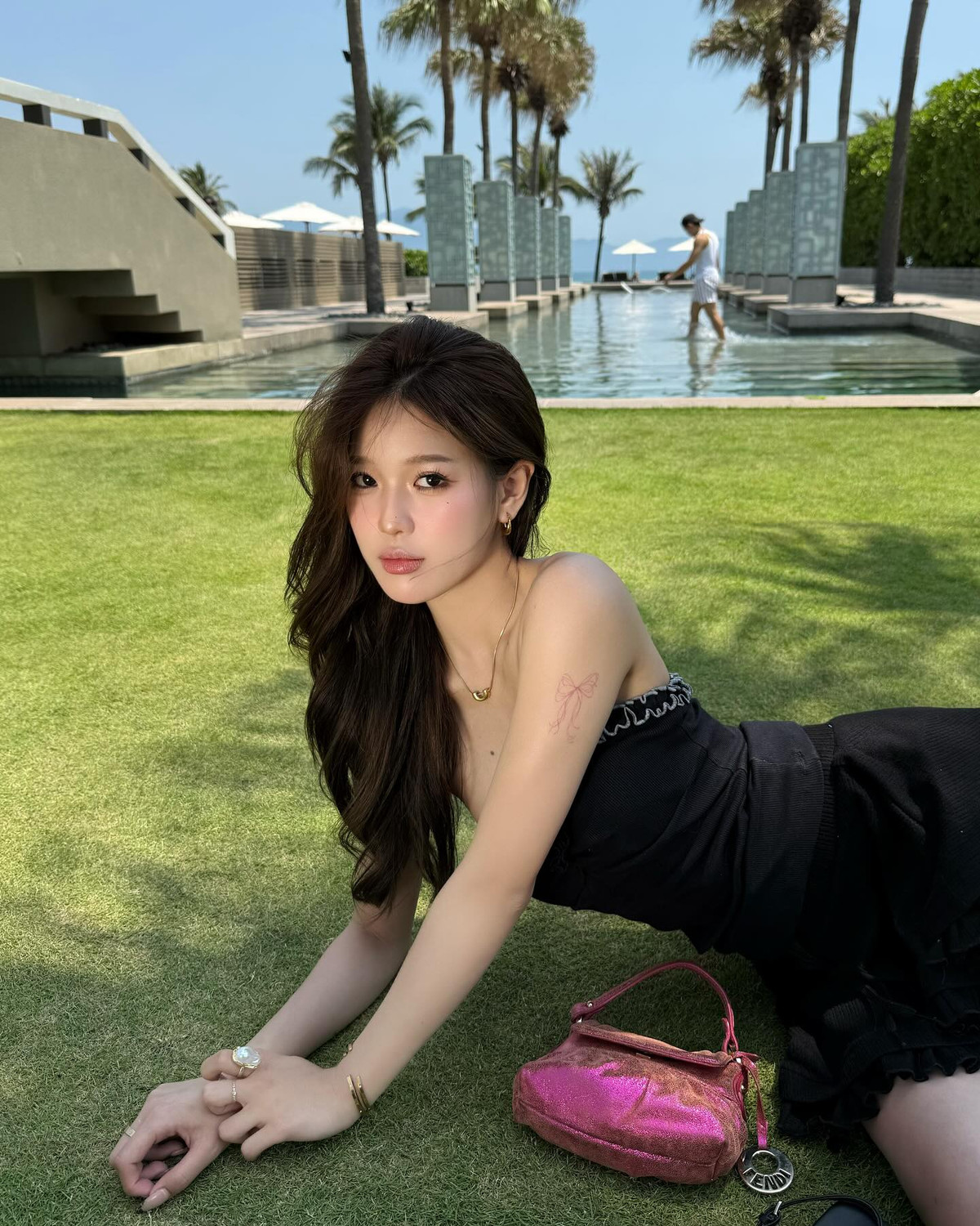 Chiếc túi Fendi ánh kim hồng mà cô phối kèm giúp tổng thể outfit thêm phần nổi bật, thời thượng và cá tính.