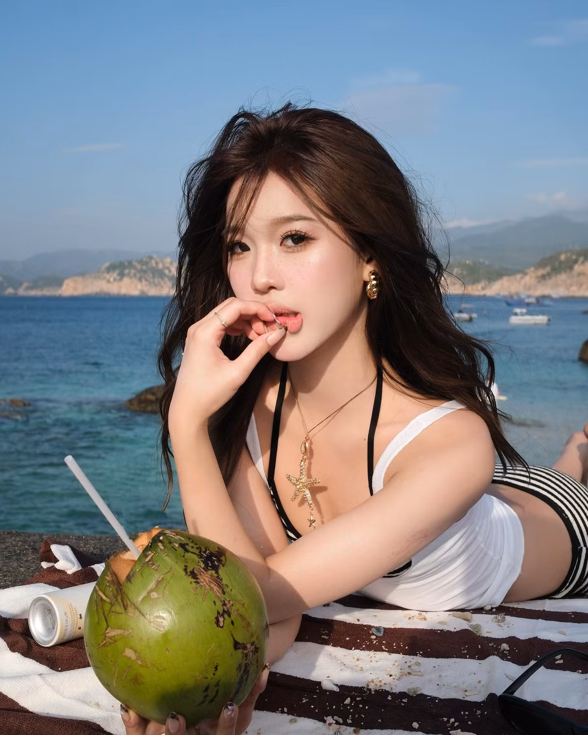 Cô nàng sở hữu visual cực phẩm khiến người đối diện không thể rời mắt.