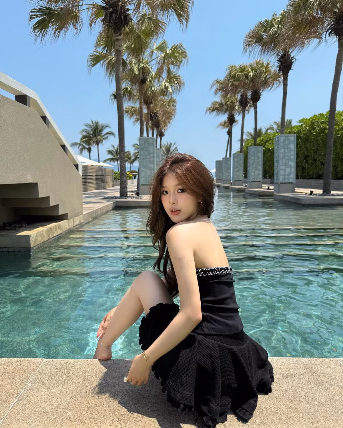 Thiết kế đơn giản nhưng không kém phần tinh tế, với điểm nhấn là chi tiết bèo nhún nhẹ nhàng ở viền ngực và chân váy, mang lại vẻ nữ tính và duyên dáng.