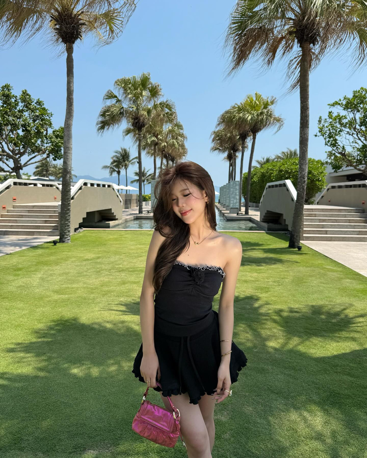 Trang sức vàng mảnh được nàng Titkoker sử dụng như vòng cổ, nhẫn, vòng tay... giúp tăng vẻ thanh lịch mà không làm rối mắt tổng thể.