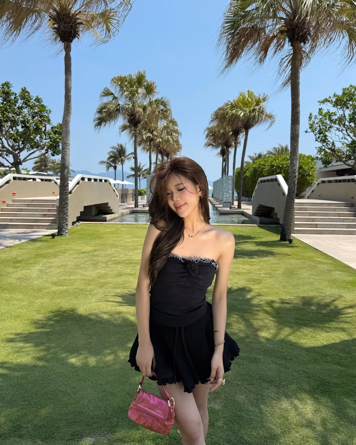 Trang sức vàng mảnh được nàng Titkoker sử dụng như vòng cổ, nhẫn, vòng tay... giúp tăng vẻ thanh lịch mà không làm rối mắt tổng thể.