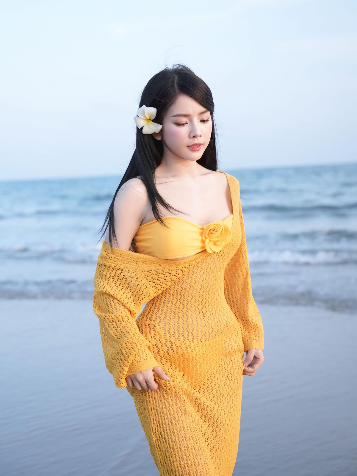 Phần vai áo được buông hờ, kết hợp cùng chi tiết hoa 3D tinh tế trước ngực giúp DJ Mie ghi điểm với vẻ ngoài nữ tính mà vẫn phóng khoáng,gợi cảm.