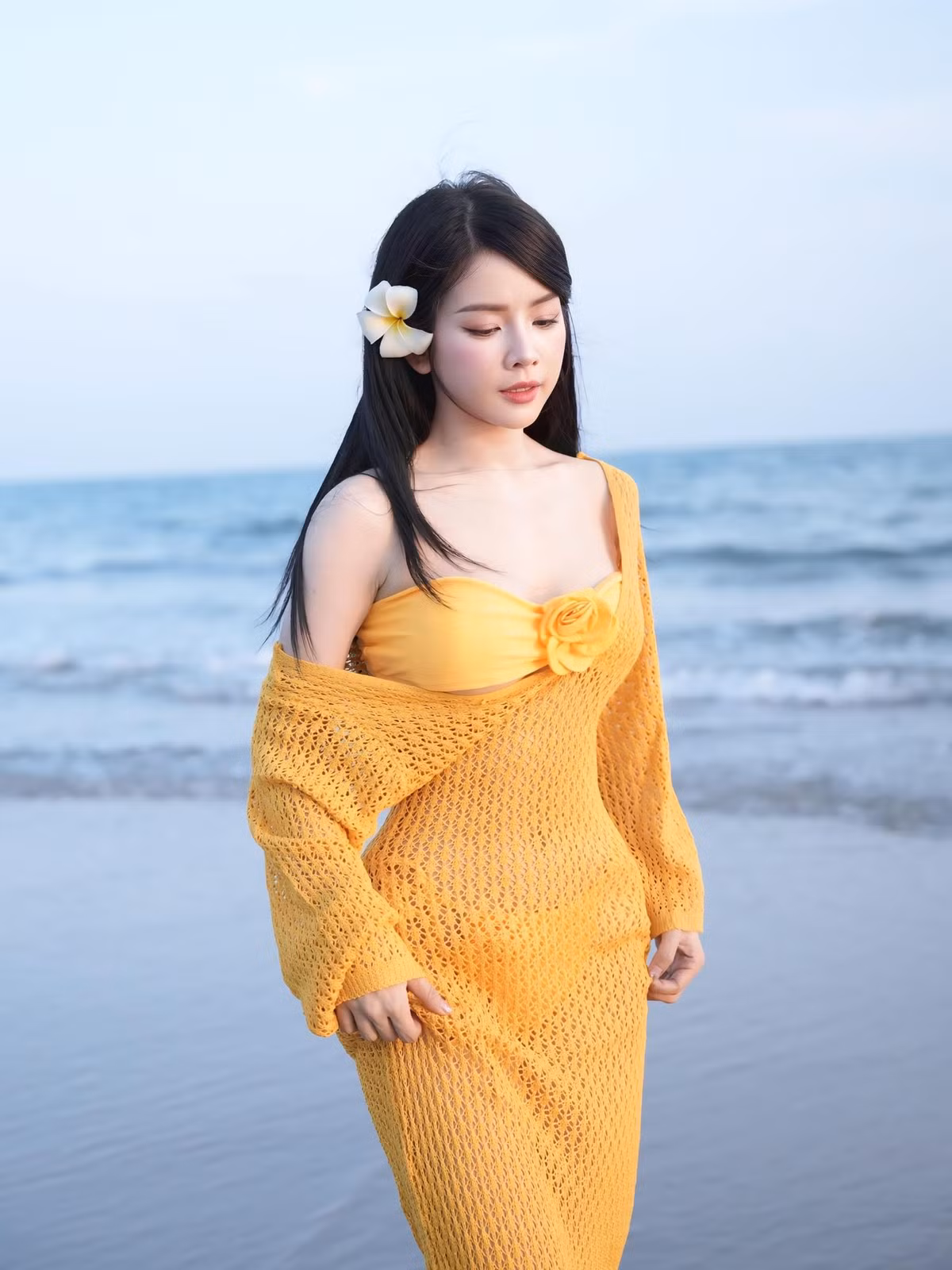 Phần vai áo được buông hờ, kết hợp cùng chi tiết hoa 3D tinh tế trước ngực giúp DJ Mie ghi điểm với vẻ ngoài nữ tính mà vẫn phóng khoáng,gợi cảm.