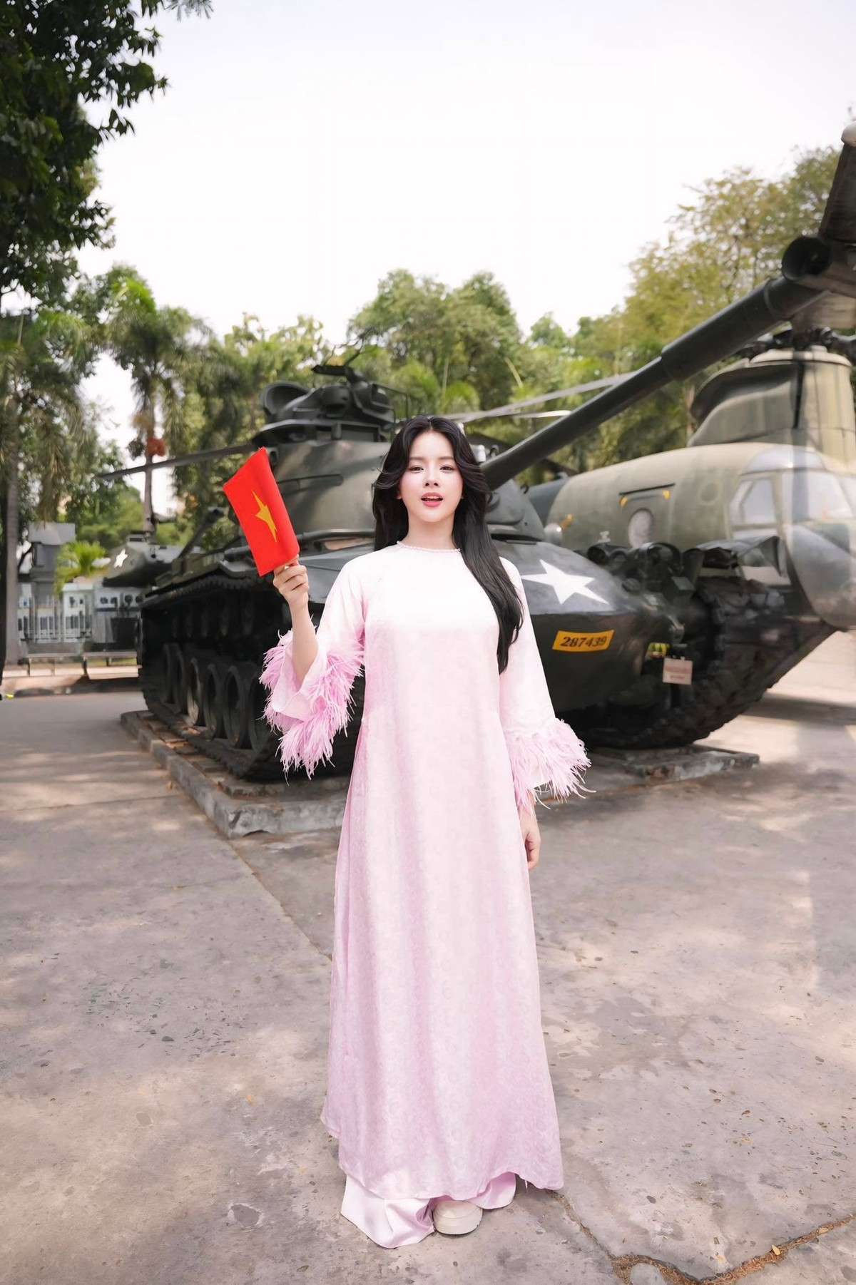 Nhằm hướng tới Đại lễ kỷ niệm 50 năm Giải phóng miền Nam, thống nhất đất nước, nhiều người nổi tiếng đã nhanh chóng thực hiện những bộ ảnh tại các địa điểm lịch sử nổi tiếng. Với mong muốn hòa chung không khí tháng 4 hào hùng của dân tộc, nàng DJ Mie mới đây đã đăng tải bộ ảnh diện áo dài nền nã.