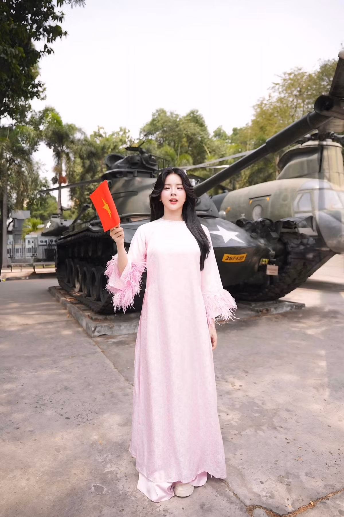 Nhằm hướng tới Đại lễ kỷ niệm 50 năm Giải phóng miền Nam, thống nhất đất nước, nhiều người nổi tiếng đã nhanh chóng thực hiện những bộ ảnh tại các địa điểm lịch sử nổi tiếng. Với mong muốn hòa chung không khí tháng 4 hào hùng của dân tộc, nàng DJ Mie mới đây đã đăng tải bộ ảnh diện áo dài nền nã.