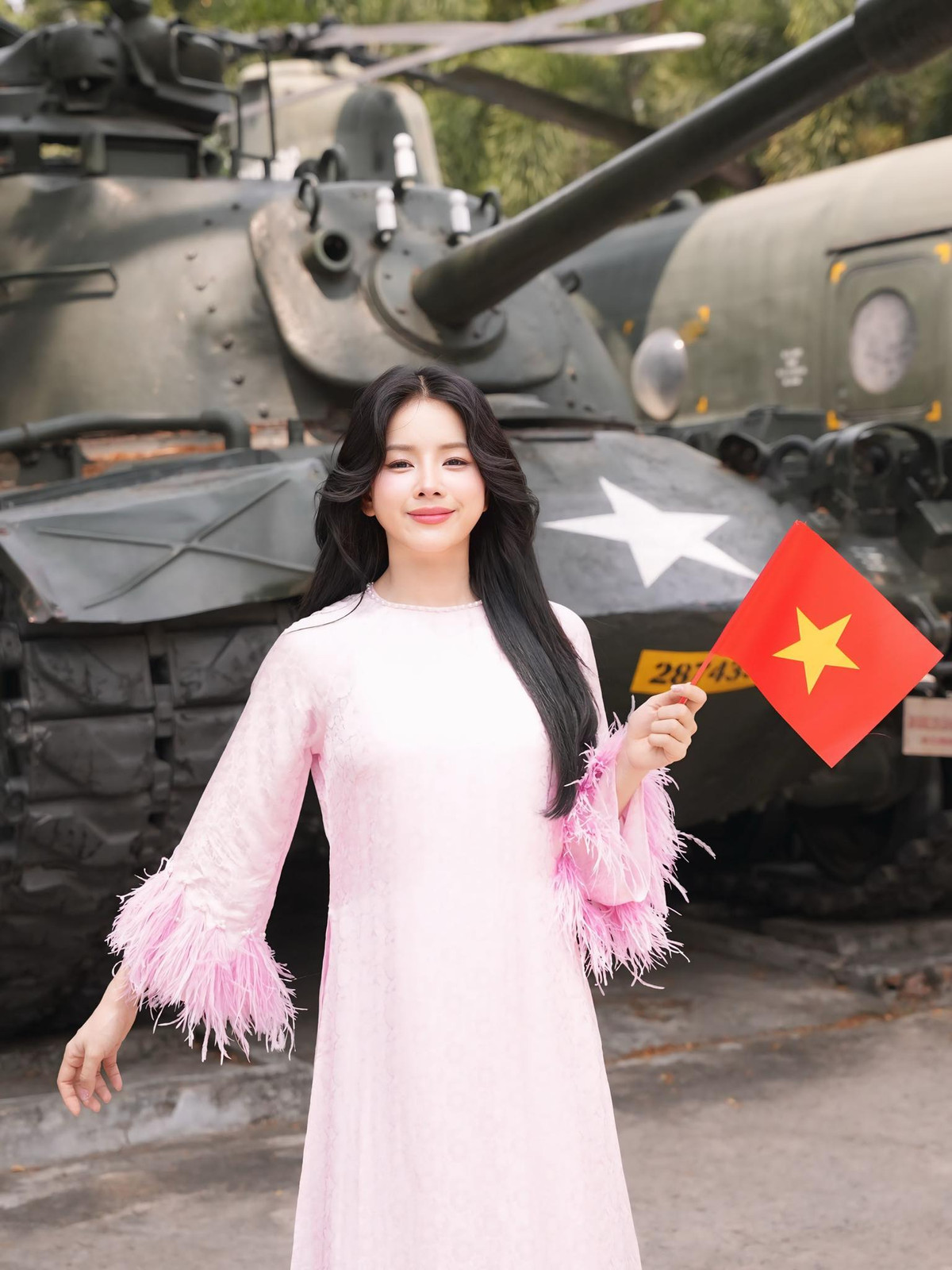 Vẫn là nụ cười tươi tắn quen thuộc, nhưng lần này Mie gây ấn tượng bởi vẻ đẹp dịu dàng, đậm chất Á Đông, khác xa hình ảnh nóng bỏng thường thấy trong các sự kiện âm nhạc.