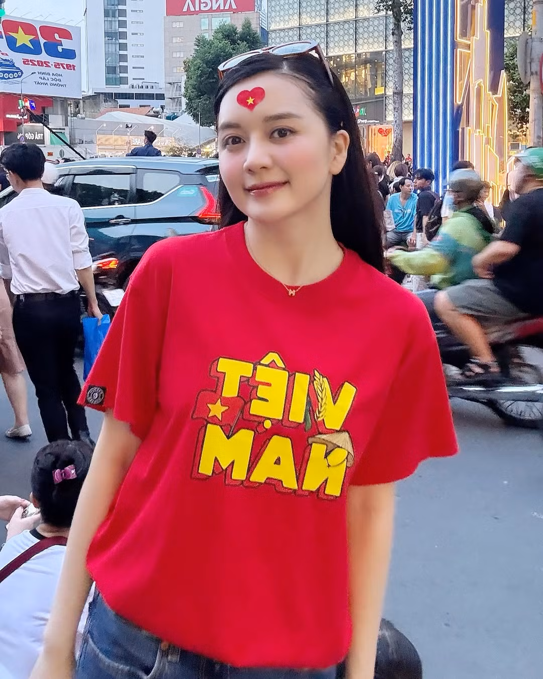 Không chỉ gây ấn tượng bởi ngoại hình nổi bật và phong cách ăn mặc đồng điệu, Thiều Bảo Trâm và Thiều Bảo Trang còn khiến người hâm mộ ngưỡng mộ bởi tình cảm chị em gắn bó bền chặt suốt nhiều năm qua.