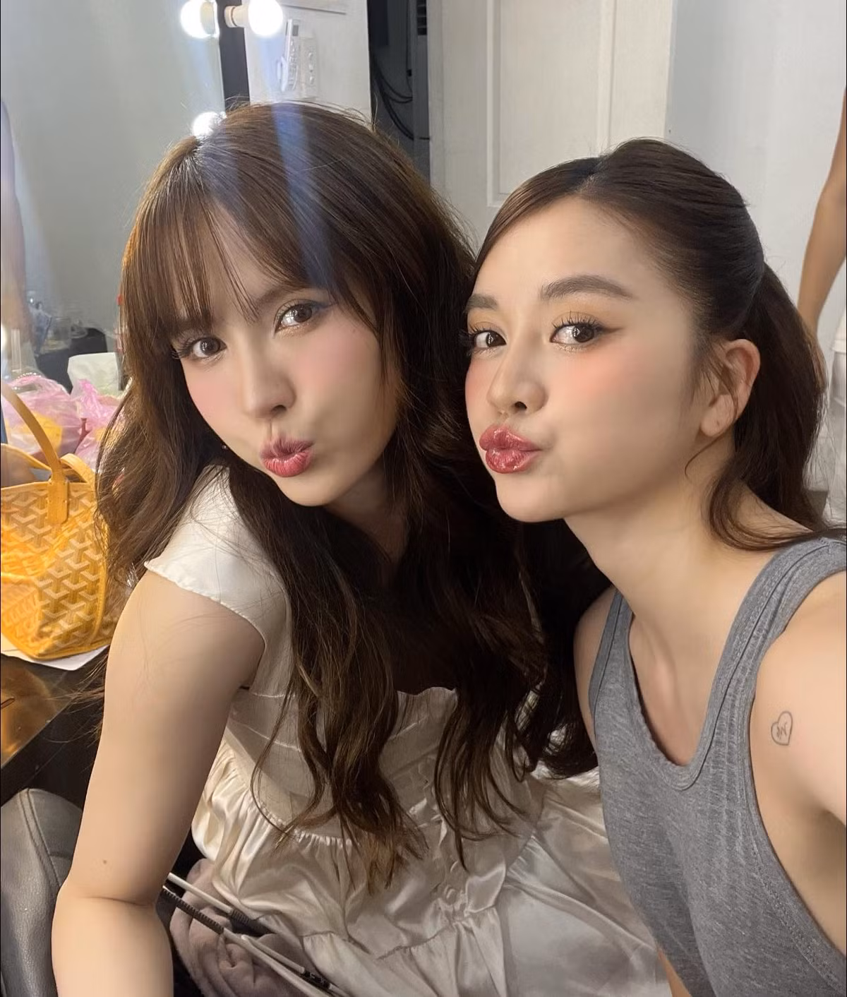 Nhan sắc của cặp chị em này cũng được nhiều người khen ngợi. Trong khi chị gái Thiều Bảo Trang gây ấn tượng với khuôn mặt nhỏ, ưa nhìn thì em gái Thiều Bảo Trâm lại mang nét đẹp cá tính pha lẫn dễ thương khó tìm ở Vbiz.