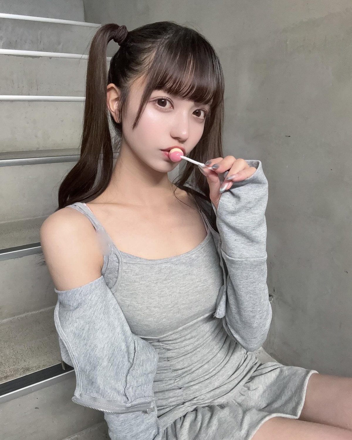 Fuuka Mori thường chọn phong cách dịu dàng, nữ tính với các thiết kế trễ vai và kiểu tóc thắt bím.