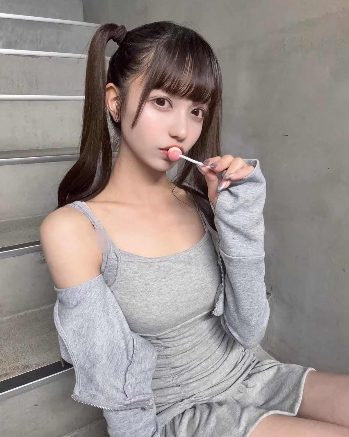 Fuuka Mori thường chọn phong cách dịu dàng, nữ tính với các thiết kế trễ vai và kiểu tóc thắt bím.