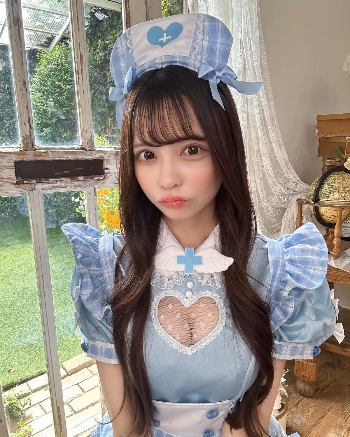 Cô sở hữu chiều cao 1m56, hiện là thành viên của nhóm nhạc "Light Light Sex Ame".