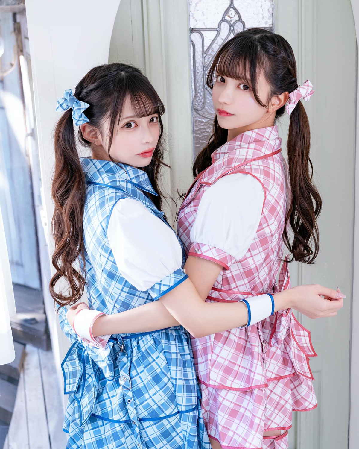 Trên mạng xã hội, nhiều bình luận cho rằng họ trông “quá hoàn hảo để là người thật”, thậm chí có người tưởng họ là mẫu ảo CGI hay nhân vật được dựng bằng AI. Không ít lần, những bức ảnh của họ được chia sẻ lại kèm câu hỏi “real or AI?” khiến cộng đồng mạng tò mò và tranh luận sôi nổi.