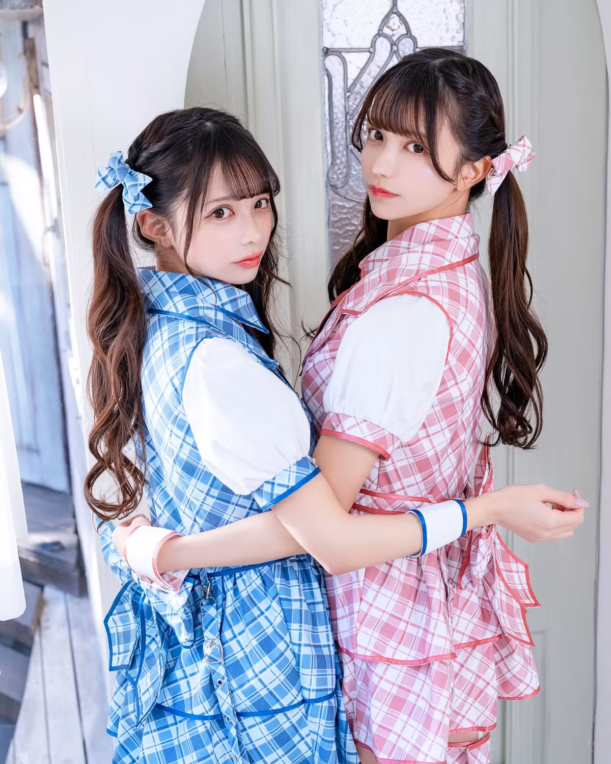 Trên mạng xã hội, nhiều bình luận cho rằng họ trông “quá hoàn hảo để là người thật”, thậm chí có người tưởng họ là mẫu ảo CGI hay nhân vật được dựng bằng AI. Không ít lần, những bức ảnh của họ được chia sẻ lại kèm câu hỏi “real or AI?” khiến cộng đồng mạng tò mò và tranh luận sôi nổi.