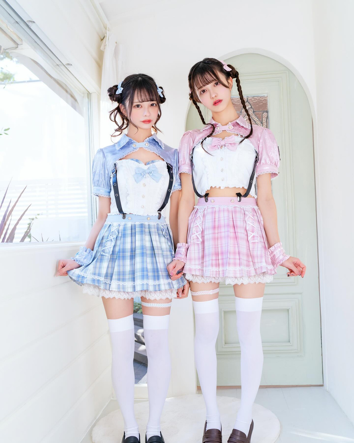 Cặp đôi chị em này bắt đầu nổi tiếng khi một bức ảnh của hai chị em mặc kimono lan truyền trên mạng xã hội X (trước đây là Twitter), hình ảnh đã khiến nhiều người nghi ngờ rằng đây là nhân vật do AI tạo ra. Tuy nhiên, họ là người thật và hiện đang hoạt động trong ngành giải trí Nhật Bản.