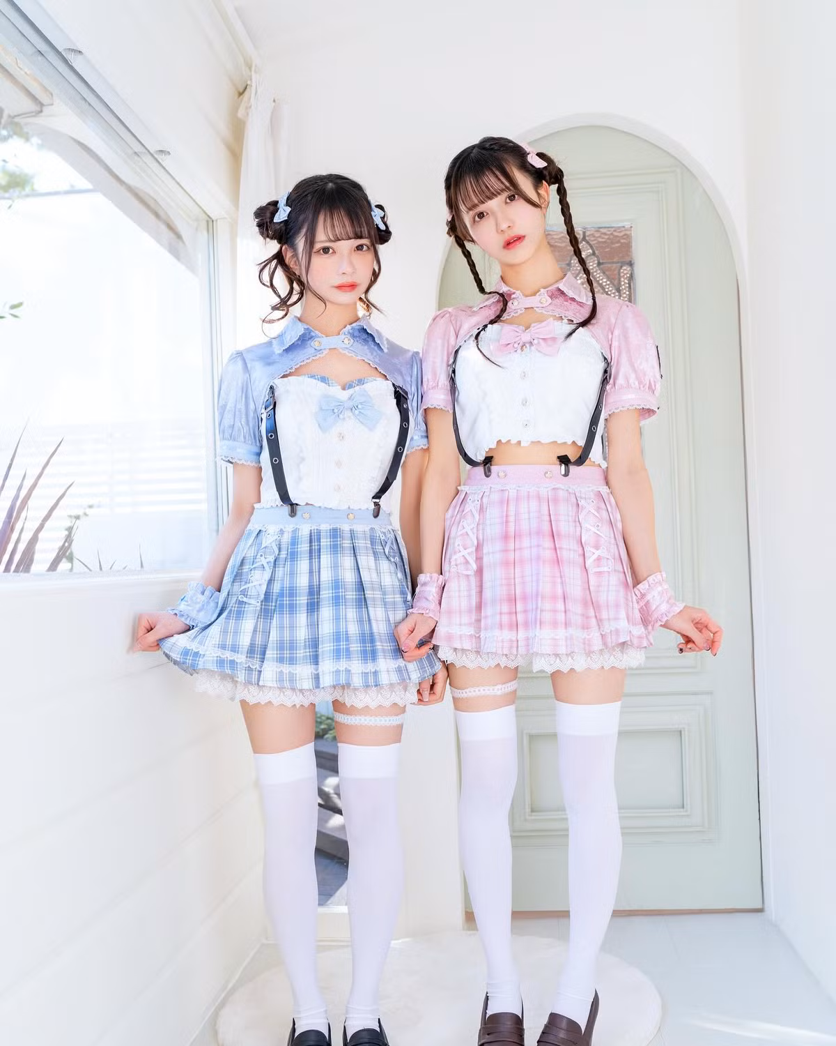 Cặp đôi chị em này bắt đầu nổi tiếng khi một bức ảnh của hai chị em mặc kimono lan truyền trên mạng xã hội X (trước đây là Twitter), hình ảnh đã khiến nhiều người nghi ngờ rằng đây là nhân vật do AI tạo ra. Tuy nhiên, họ là người thật và hiện đang hoạt động trong ngành giải trí Nhật Bản.