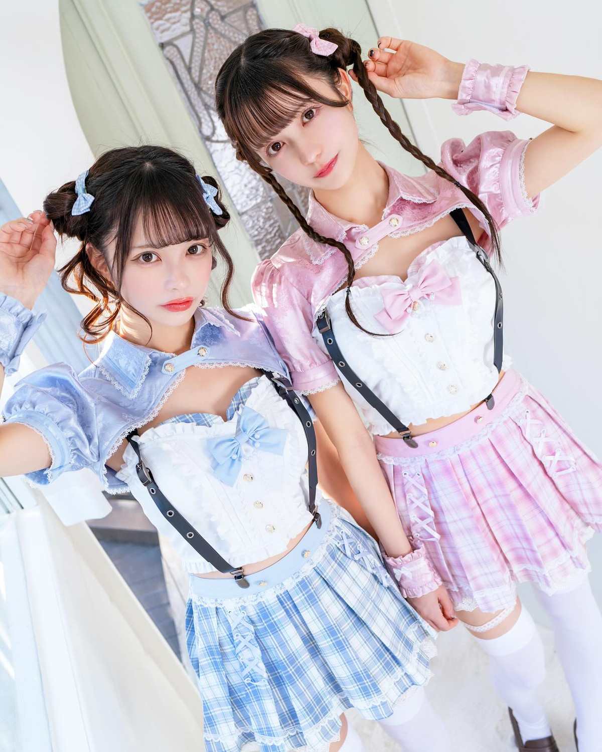 Tuy nhiên, nhiều bức ảnh của hai chị em cũng khiến nhiều người cho rằng cả hai đã hơi lạm dụng công nghệ chỉnh sửa hình ảnh.