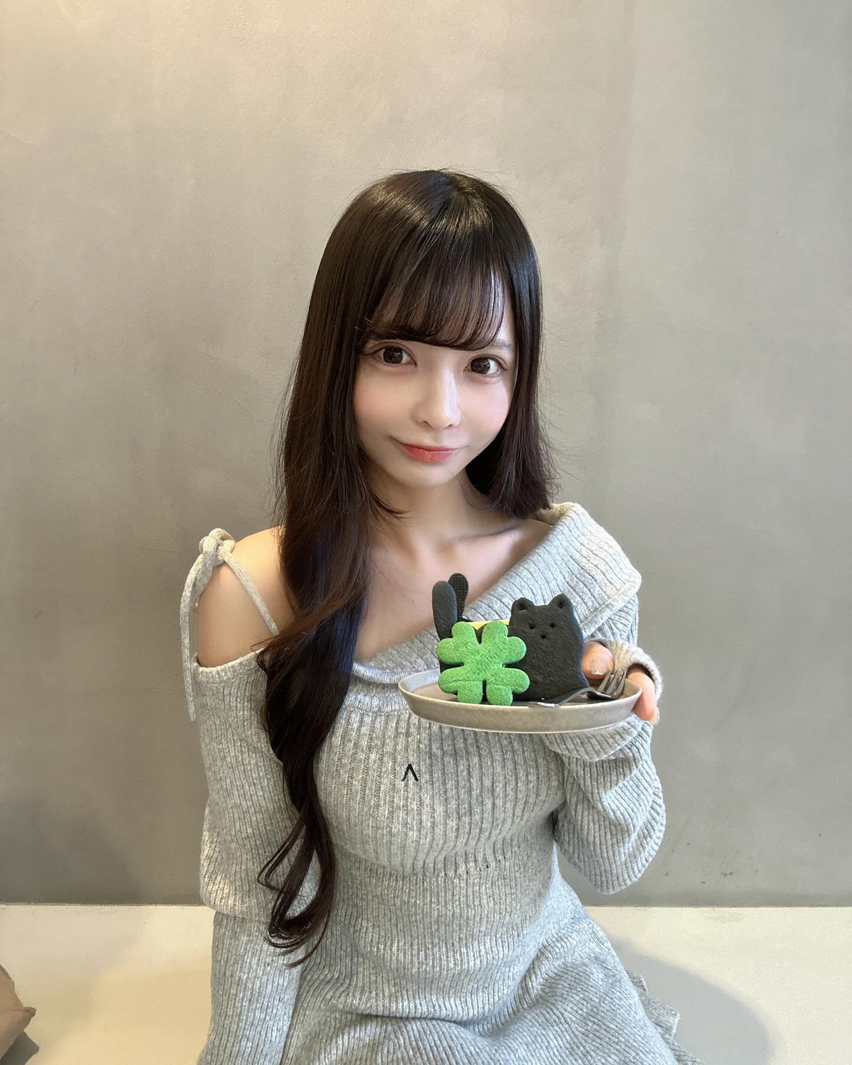 Tuy là chị em sinh đôi nhưng cặp đôi này sở hữu nét đẹp "mỗi người mỗi vẻ". Cô em gái Kiki Hiiragi sở hữu nét đẹp có phần lạnh lùng, thời thượng. Style của cô mang đậm vibe Tokyo street style – mạnh mẽ và nghệ thuật.