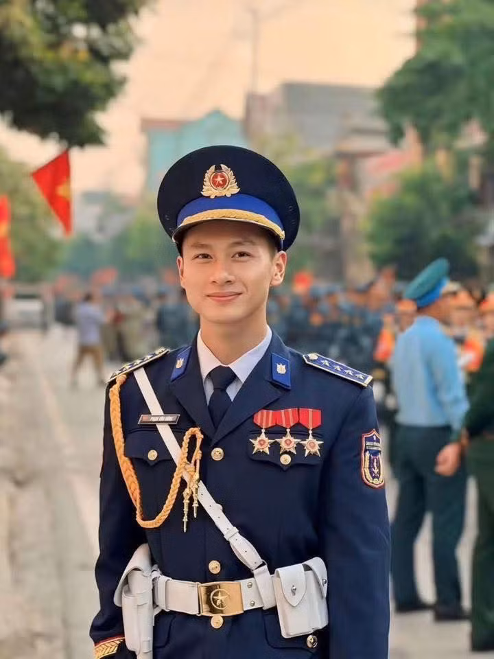 Trên các nền tảng mạng xã hội, loạt hình ảnh và video ghi lại khoảnh khắc của các chiến sĩ thu hút hàng triệu lượt xem cùng nhiều bình luận xuýt xoa. Nhiều người hài hước gọi họ là “siêu phẩm” bước ra từ phim điện ảnh, có người lại đòi được phát một chiến sĩ khi đi xem “concert quốc gia”.