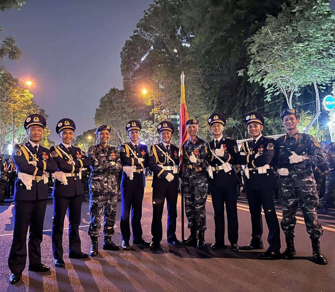 Trong thời đại mạng xã hội bão hòa với những content hài hước, giải trí, thì hình ảnh những người lính trẻ nghiêm túc, chỉn chu, kỷ luật nhưng lại mang ánh mắt ấm áp, nụ cười dễ gần trở thành điểm nhấn, mang lại cảm giác tin tưởng và mến mộ.