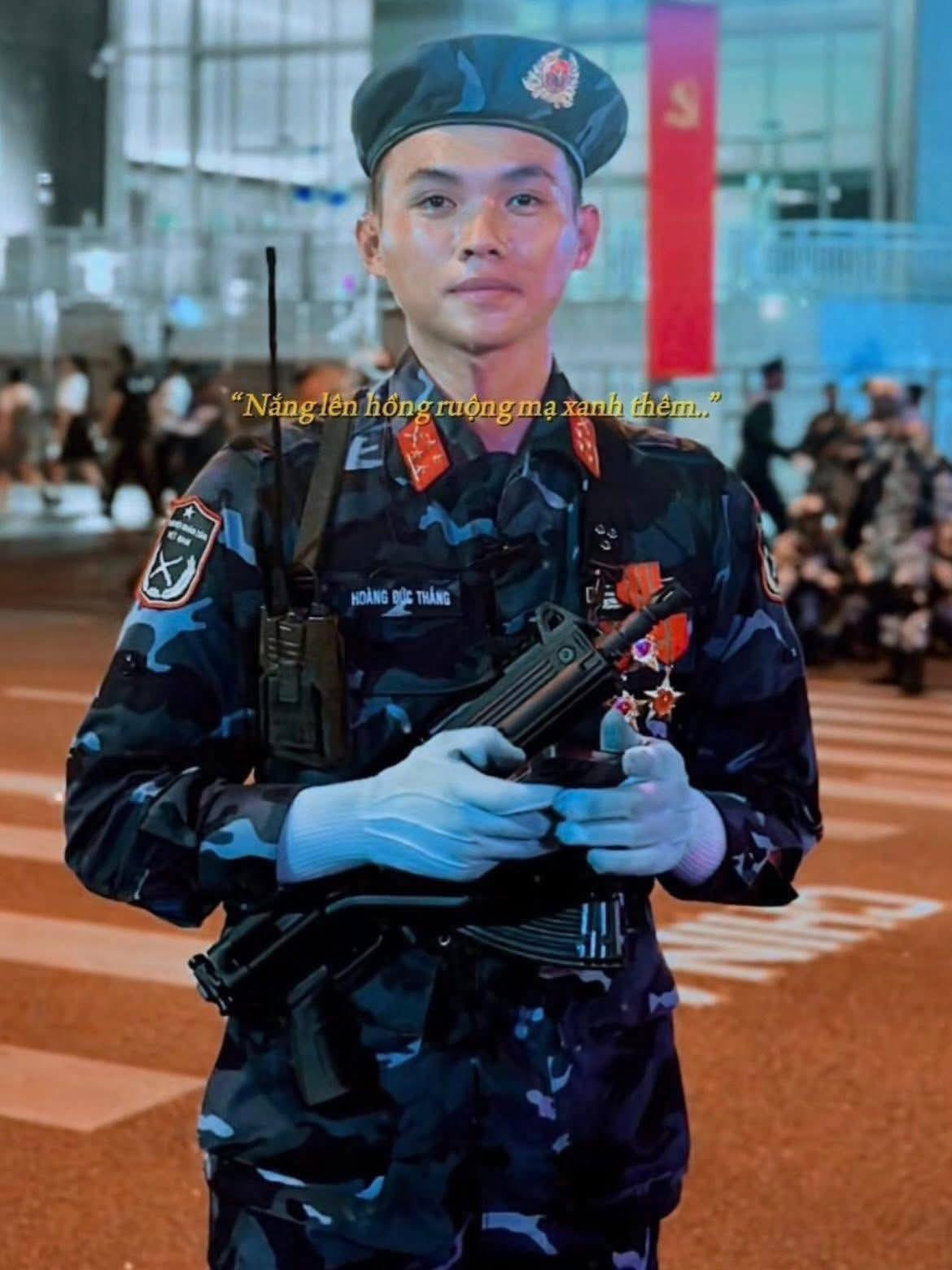 Những bình luận như “Gần 1h sáng lướt xem crush gần trăm anh”, “Xem mà cười tủm tỉm không biết tại sao, chắc tại sự đáng yêu”, “Chiều cao, body lẫn nhan sắc mấy anh có hết”... thể hiện sự yêu mến và ngưỡng mộ từ cộng đồng mạng.