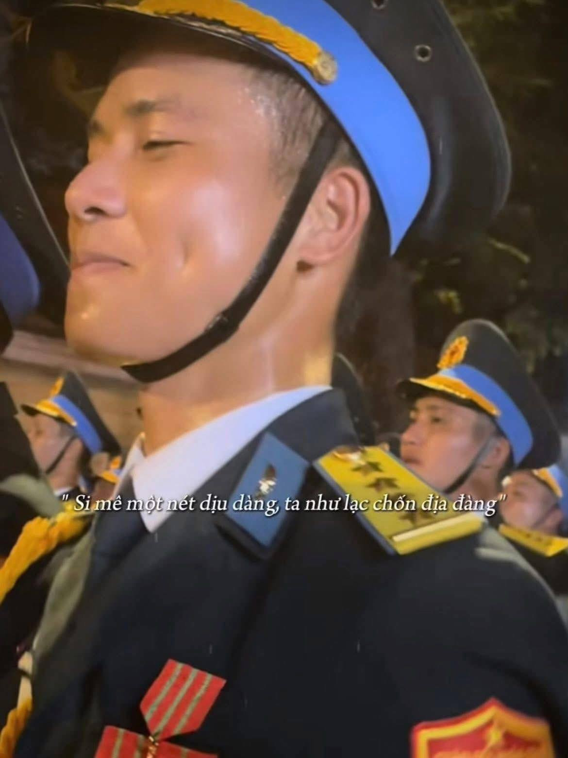 Không chỉ sở hữu ngoại hình ấn tượng, các chiến sĩ còn ghi điểm với sự thân thiện, vui vẻ và gần gũi. Họ không ngần ngại bắt trend, giao lưu với người dân và thể hiện sự nhiệt tình trong từng khoảnh khắc.