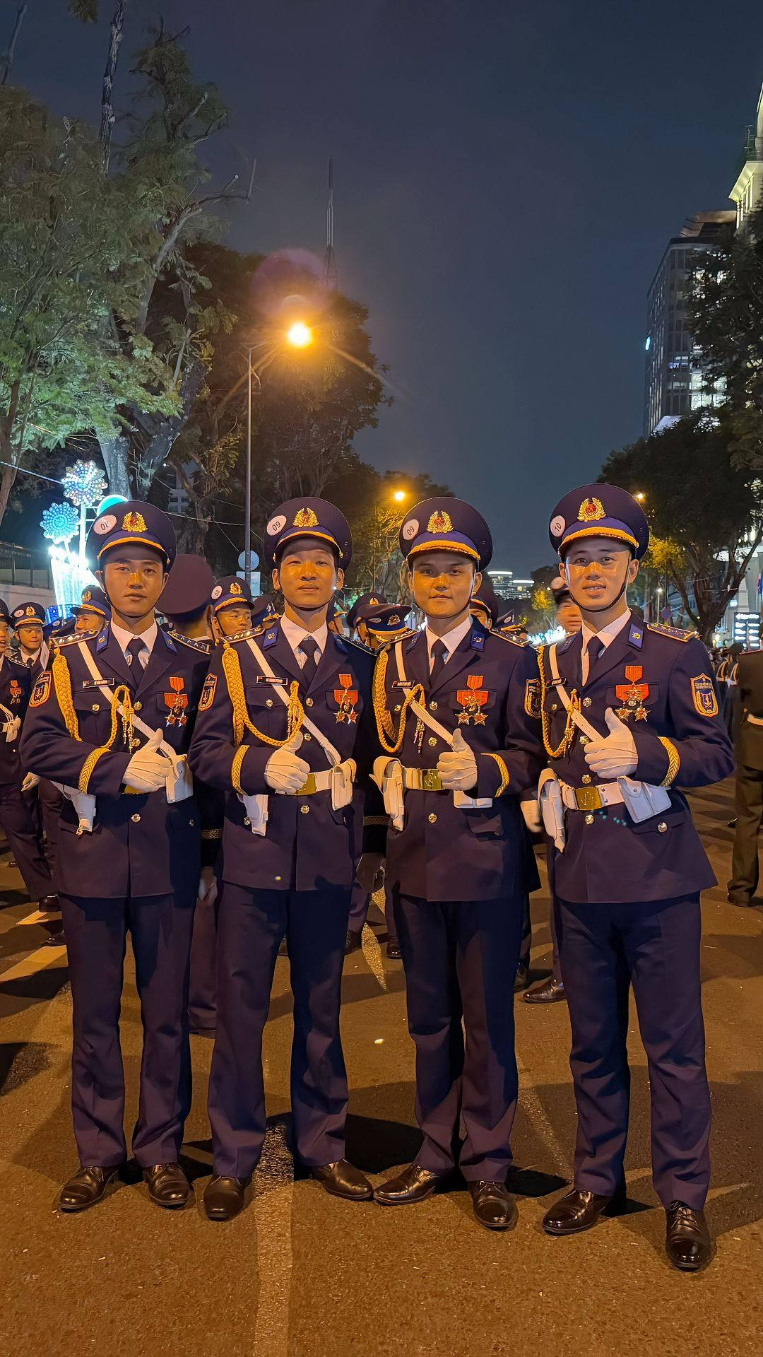 Nhiều người còn bảy tỏ những nam quân nhận này không chỉ là “crush quốc dân” được cộng đồng mạng săn đón, mà còn là hình mẫu truyền cảm hứng về một thế hệ mới: sống có lý tưởng, kỷ luật nhưng vẫn không thiếu sự gần gũi, thân thiện và chân thành.