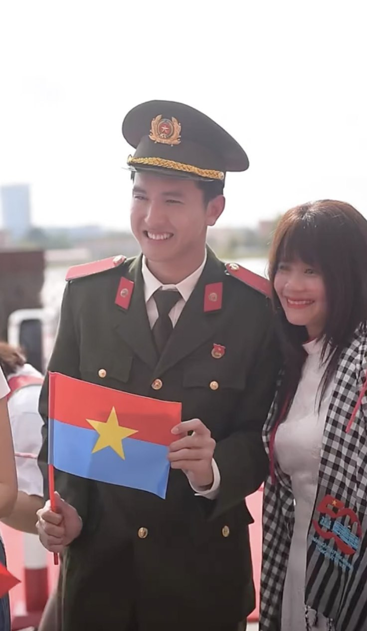 Trong quá trình tập luyện, các chiến sĩ nổi bật với chiều cao lý tưởng, vóc dáng chuẩn chỉnh và thần thái nghiêm trang trong từng bước diễu hành.