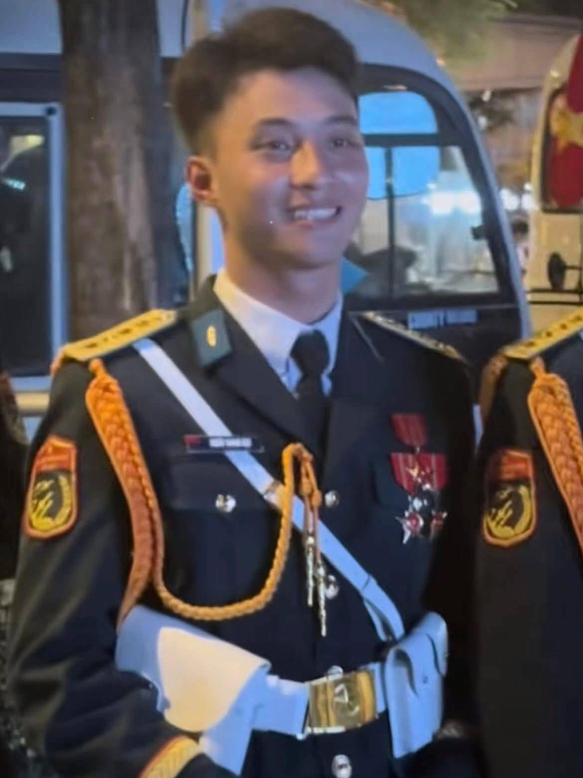 Sau khi hoàn thành nhiệm vụ, những chàng quân nhân trở thành "người mẫu ảnh" khi được mọi người vây quanh, chụp hình và quay clip.